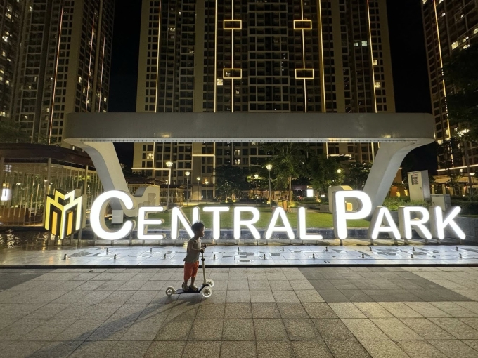Chị Thùy Dương, cư dân Masteri West Heights ghi lại khoảnh khắc con vui chơi ngay trong nội khu. Ảnh: Cư dân Masterise