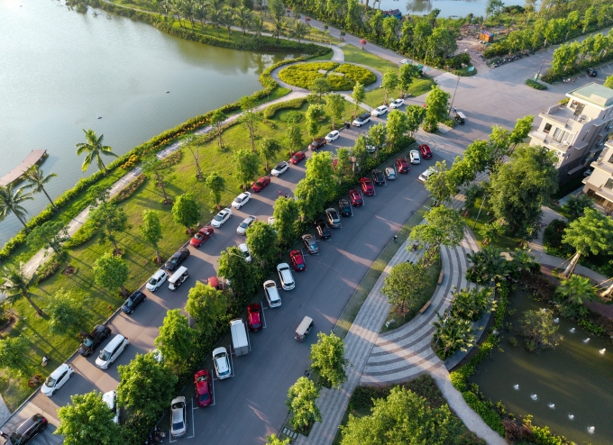 Hạ tầng giao thông rộng, đáp ứng nhu cầu đỗ xe ôtô tại Eco Central Park. Ảnh: Ecopark