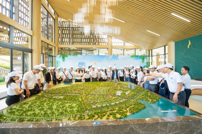 Đoàn tham quan mô hình phát triển Eco Central Park. Ảnh: Ecopark