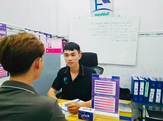 Đại diện một tổ chức xã hội ở Đồng Nai cung cấp dịch vụ phòng chống HIV/AIDS cho khách hàng. Ảnh:Cục Phòng chống HIV/AIDS
