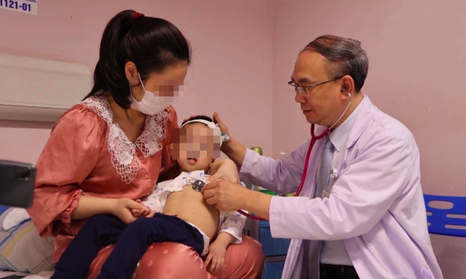 Một bệnh nhi mắc bệnh hiếm khám tại Bệnh viện Nhi Trung ương. Ảnh:Bệnh viện cung cấp