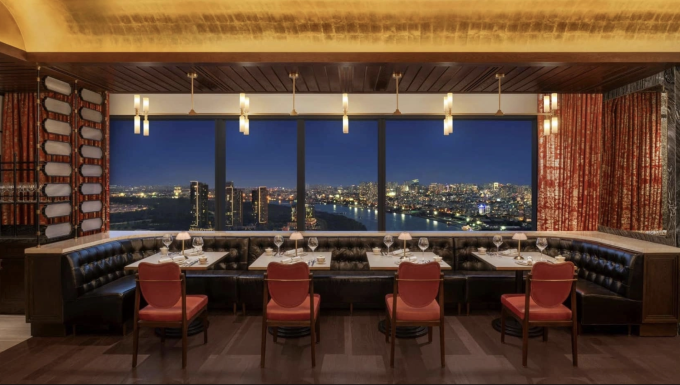 Không gian quán bar nhìn ra sông Sài Gòn. Ảnh: Hilton Saigon