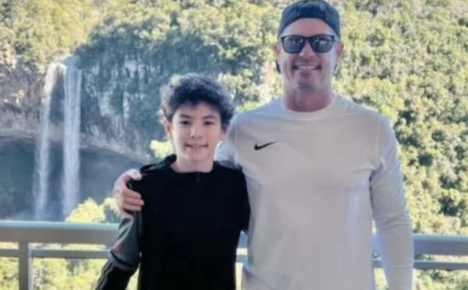 Mark Alexander Cummings Rogers, 48 tuổi, và con trai 13 tuổi. Ảnh: CNNBrazil