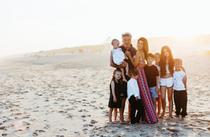 Diễn viên người Mỹ Alec, cùng vợ Hilaria Baldwin và bảy đứa con của họ. Ảnh: Rou Shoots