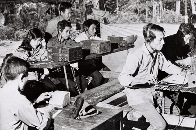 Một cụm đài vô tuyến điện của Ban thông tin vô tuyến điện R (Thông tin liên lạc Trung ương cục) tại chiến khu Tân Biên trước năm 1975. Ảnh: VNPT TP HCM