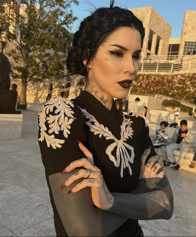Kat Von D dành 40 tiếng để có lớp mực đen bao phủ gần hết tay chân, che đi toàn bộ hình xăm cũ chiếm 80% cơ thể. Ảnh: Kat Von D/Instagram