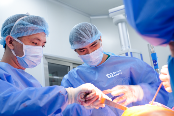 Bác sĩ Ân (phải) phẫu thuật thay khớp cho người bệnh. Ảnh: Bệnh viện Đa khoa Tâm Anh