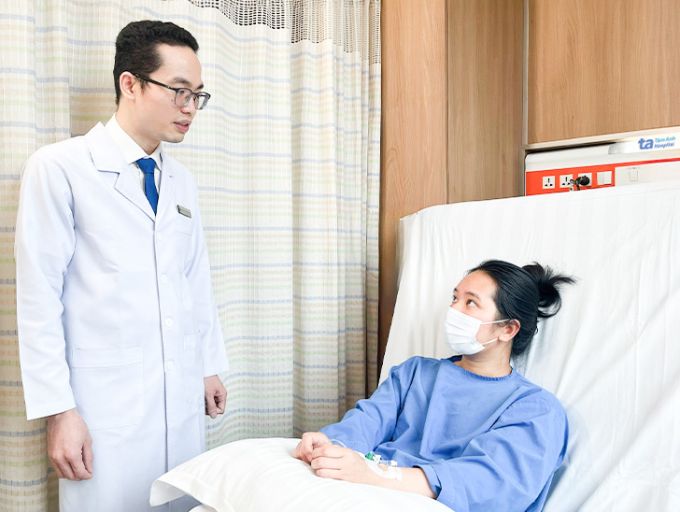 Bác sĩ Hoài hỏi thăm sức khỏe bệnh nhân trước khi xuất viện. Ảnh: Hạ Vũ