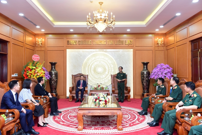 Thiếu tướng Vũ Viết Hoàng - Tư lệnh Binh chủng chia sẻ với đoàn công tác Bộ Khoa học và Công nghệ. Ảnh: Thái Trần