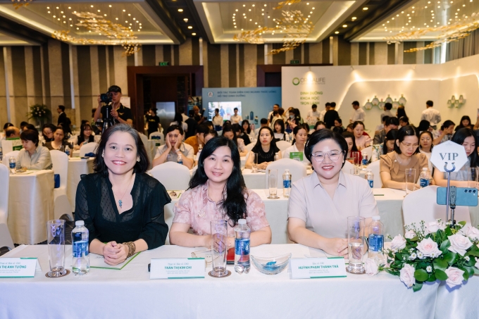 Ba báo cáo viên của hội nghị, lần lượt từ trái sang: Ths.Bs. CKII Trần Thị Anh Tường, ThS.BS.CKII Trần Thị Kim Chi, bác sĩ Huỳnh Phạm Thanh Trà. Ảnh: Orgalife
