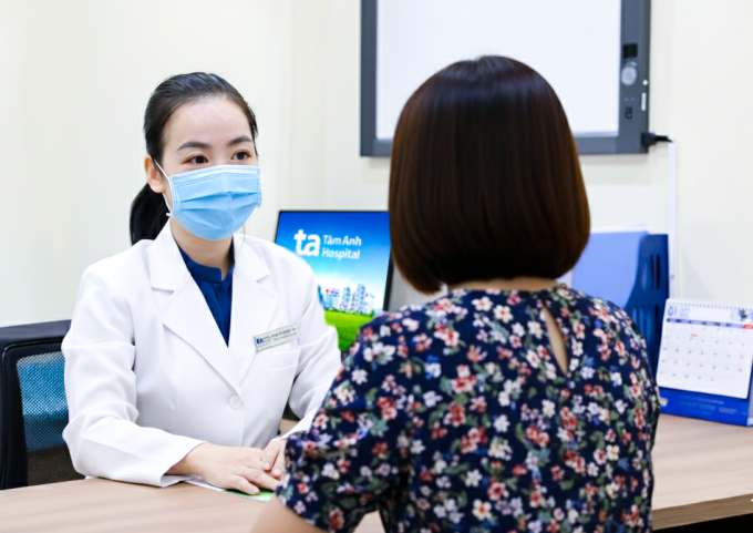 Bác sĩ Duy tư vấn phương pháp điều trị cho chị Đan. Ảnh: Bệnh viện Đa khoa Tâm Anh