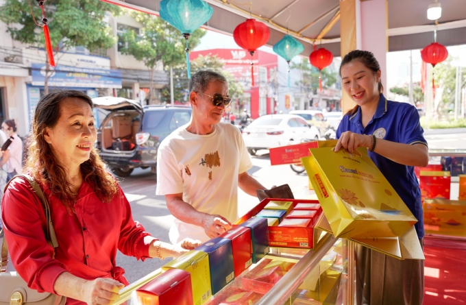 Nhiều người dân mua bánh trung thu làm quà tặng dịp rằm tháng 8. Ảnh: Yến Sào Khánh Hòa