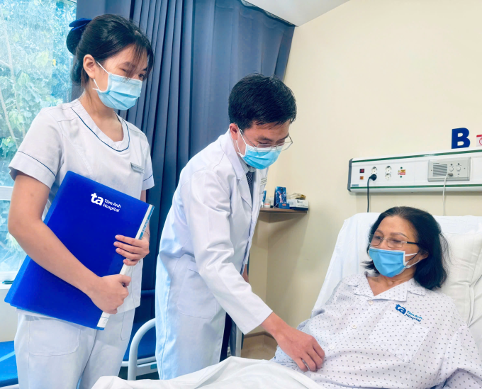 Bà Thu được bác sĩ thăm khám sau khi phẫu thuật nội soi cắt túi mật. Ảnh: Bệnh viện Đa khoa Tâm Anh