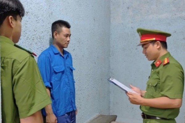 Bắt giữ người tông xe vào 4 xe máy cảnh sát