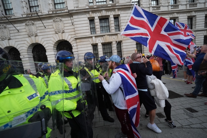 Người biểu tình cánh hữu tại London chạm trán cảnh sát ngày 13/9. Ảnh: Reuters