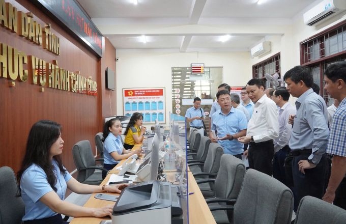 Đoàn công tác Bộ Khoa học và Công nghệ khảo sát tại Trung tâm phục vụ hành chính công tỉnh Quảng Trị. Ảnh: Xuân Bách