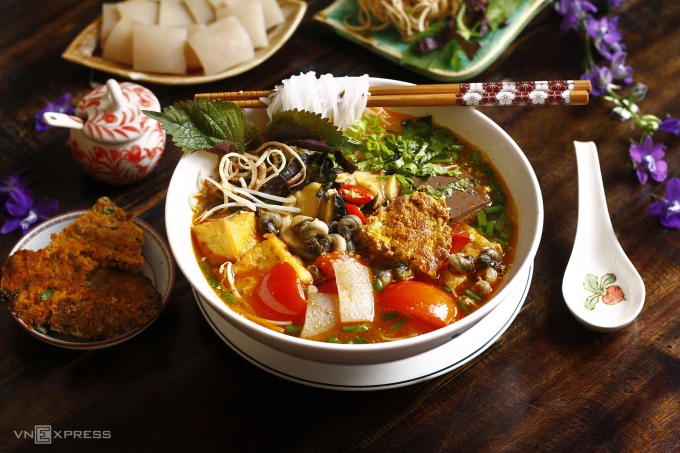 Một số quán bún riêu ở trung tâm Cần Thơ được đánh giá cao nhờ vị cua và nước dùng thanh ngọt. Ảnh: VnExpress