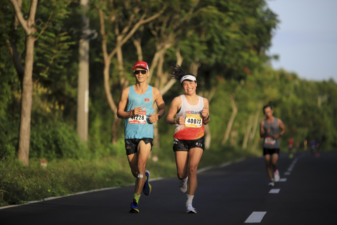 Runner thi đấu trên cung đường xanh. Ảnh: HDBank