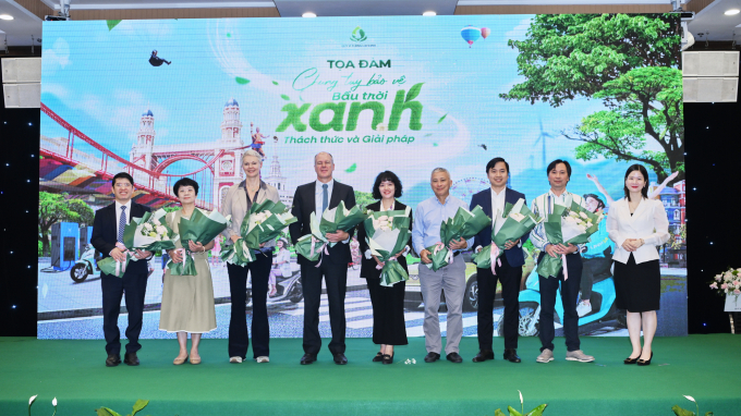 Đại diện Quỹ Vì Tương Lai Xanh tặng hoa cho các diễn giả, chuyên gia tham dự tọa đàm. Ảnh: Vingroup