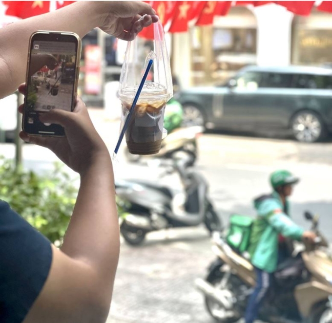 Tuấn thường xuyên đổi điểm thưởng để được giảm giá trực tiếp vào các đơn cà phê đặt qua GrabFood. Ảnh: NVCC