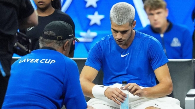 Alcaraz (phải) trong trận thua Fritz 3-6, 2-6 ở ngày đấu thứ hai Laver Cup 2025. Ảnh: Reuters