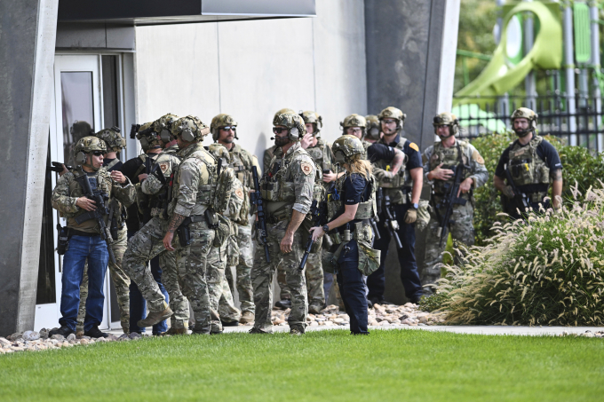 Cảnh sát bang Utah kiểm tra khuôn viên trường đại học UVU tìm kiếm hung thủ ám sát Charlie Kirk. Ảnh: AP
