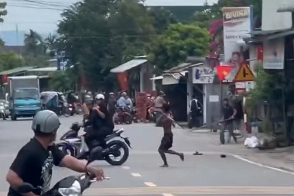 ‘Múa đao’ đuổi chém người đi đường, tấn công cảnh sát