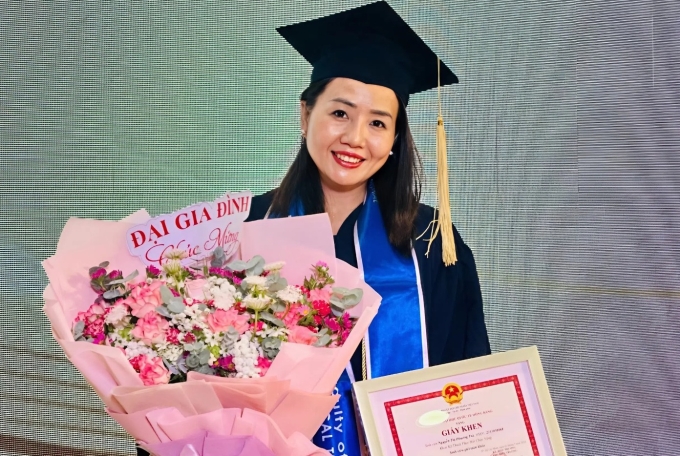 Chị Trà nhận bằng cử nhân Kỹ thuật Phục hồi chức năng hồi tháng 7 và giấy khen đạt loạ giỏi. Ảnh: Nhân vật cung cấp