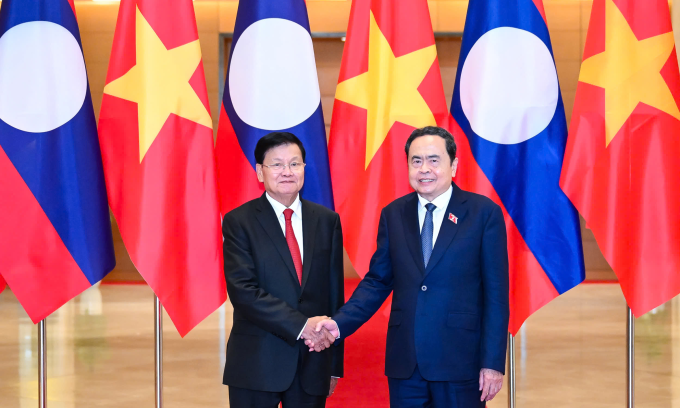 Chủ tịch Quốc hội Trần Thanh Mẫn bắt tay Tổng Bí thư, Chủ tịch nước Lào Thongloun Sisoulith hôm 2/9. Ảnh: Cổng TTĐT Quốc hội