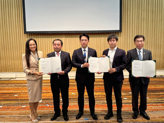 Ông Trần Đức Thắng, Quyền Bộ trưởng Nông nghiệp và Môi trường (thứ hai bên trái) và ông Koizumi Shinjiro, Bộ trưởng Nông Lâm Ngư nghiệp Nhật Bản (ở giữa) chứng kiến biên bản thỏa luận giữa Tập đoàn PAN, Công ty Agri Smile và Viện Nghiên cứu Mitsubishi. Ảnh: PAN