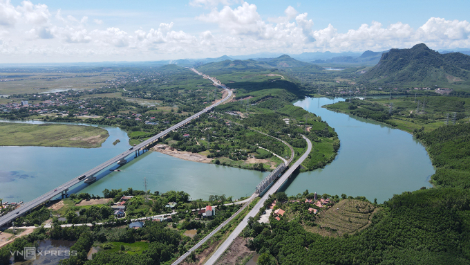 Bến phà Long Đại hiện nay từ trên xuống là cầu quốc lộ 15, đường sắt và cao tốc Bắc Nam. Ảnh: Đắc Thành