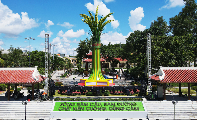 Đài tưởng niệm 16 thanh niên xung phong hy sinh tại phà Long Đại 1 được thiết kế bó lúa với 16 bông tri ân những người con tỉnh Thái Bình cũ. Ảnh: Đắc Thành