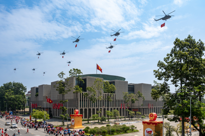 Trực thăng kéo cờ Đảng, cờ Tổ quốc bay qua Quảng trường Ba Đình trong buổi tổng duyệt 30/8. Ảnh: Giang Huy