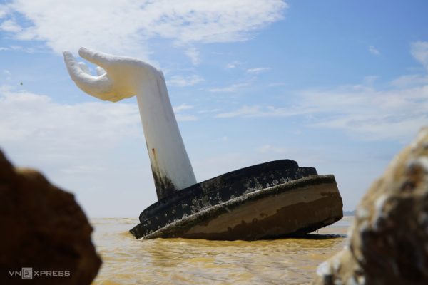 Sóng lớn xô đổ tượng cánh tay ở biển Hải Tiến