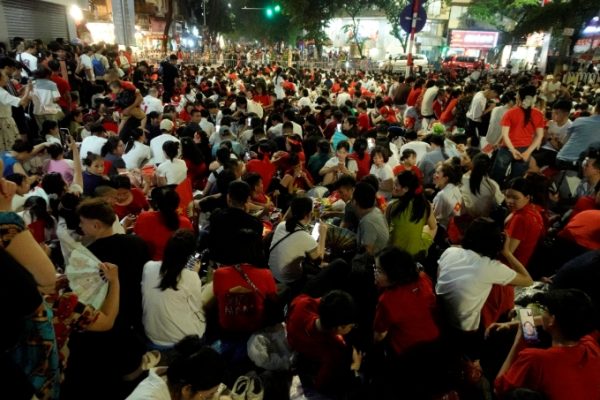 Diễu Binh 2/9: Bỏ cuộc vì không chen được chỗ!