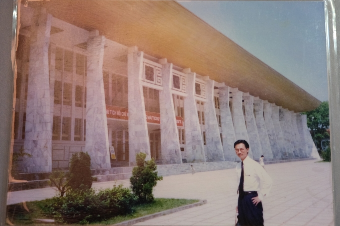Ông Tấn tại Cung Văn hóa Lao động Hữu nghị Việt Xô, Hà Nội, năm 1989. Ảnh: NVCC