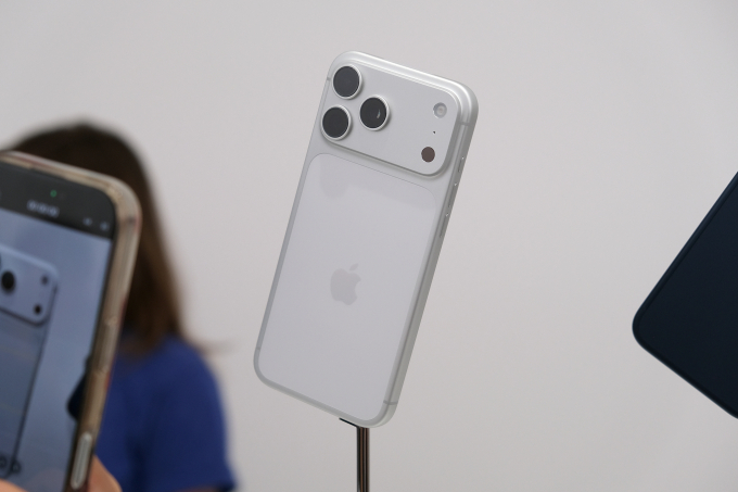 iPhone 17 Pro Max màu bạc tại lễ ra mắt ở Apple Park. Ảnh: Tuấn Hưng