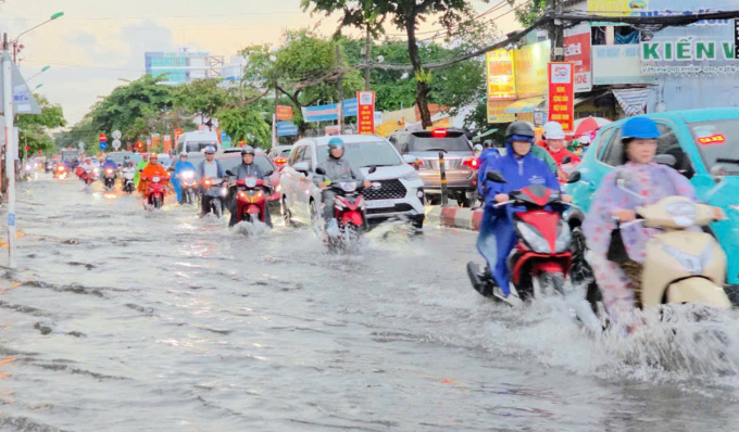 Đoạn quốc lộ 91 qua trung tâm Cần Thơ nhỏ hẹp, xuống cấp, thường xuyên bị ngập sâu khi mưa to, triều cường. Ảnh: Trung Nguyễn