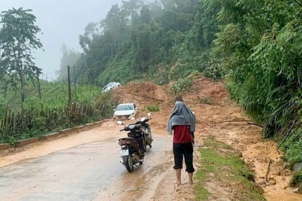 Sạt lở đất: Ba ôtô suýt bị vùi lấp
