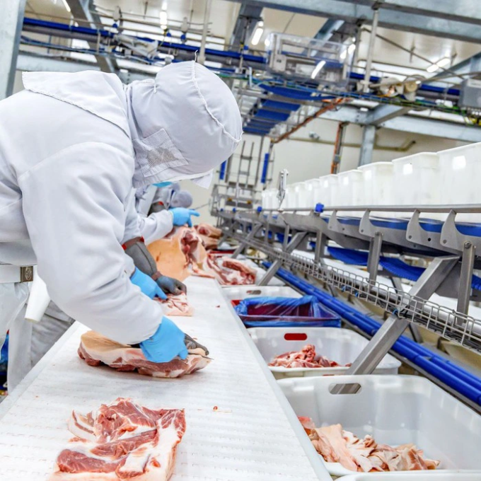 Khách hàng lựa chọn sản phẩm thịt mát của đơn vị. Ảnh: Masan