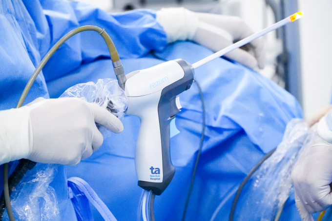 Liệu pháp hơi nước Rezum điều trị tăng sinh lành tính tuyến tiền liệt. Ảnh: Bệnh viện Đa khoa Tâm Anh