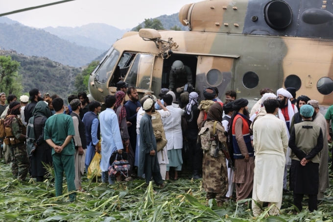 Trực thăng quân sự Afghanistan đưa hàng viện trợ đến tỉnh Kunar và chuyển người bị thương về các bệnh viện ở đồng bằng ngày 2/9. Ảnh: AP