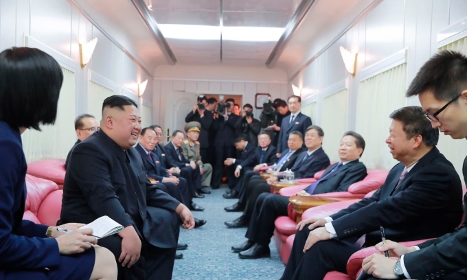 Ông Kim Jong-un nói chuyện với các quan chức Trung Quốc trên chuyến tàu từ nước này trở về Triều Tiên năm 2019. Ảnh: KCNA