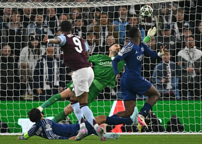 Thủ môn Gianluigi Donnarumma bay người cứu thua sau cú sút của Marcus Rashford trong trận PSG thua Aston Villa 2-3 trên sân Villa Park, Birmingham, Anh ở lượt về tứ kết Champions League ngày 15/4/2025. Ảnh: AFP