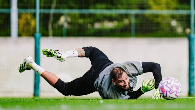 Donnarumma bắt hụt một cú sút trong buổi tập cùng Man City ngày 11/9. Ảnh: Man City
