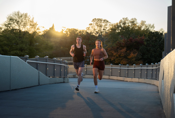 Runner tập luyện cùng bạn bè để duy trì động lực. Ảnh: Garmin