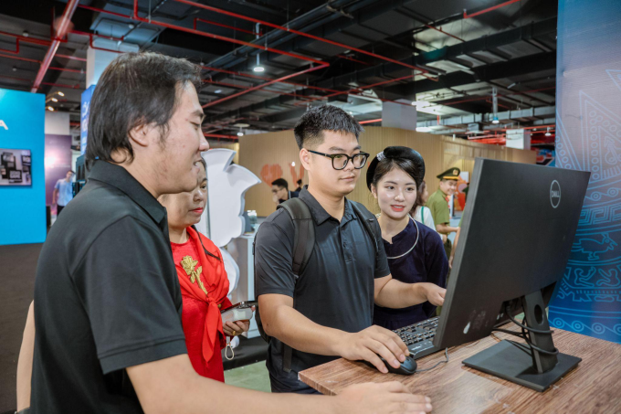 Khách tham quan trải nghiệm sản phẩm Gosu. Ảnh: Gosu