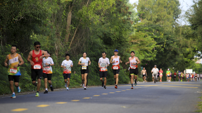 Runner chạy giữa những cung đường xanh. Ảnh: HDBank