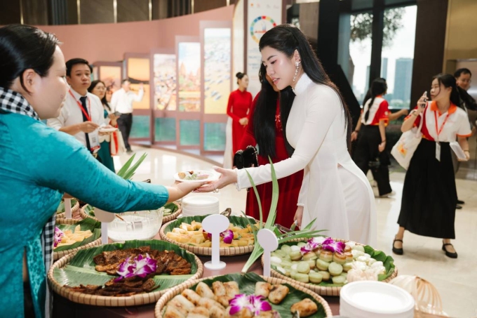 Hội chợ giới thiệu nhiều đặc sản địa phương. Ảnh: AT
