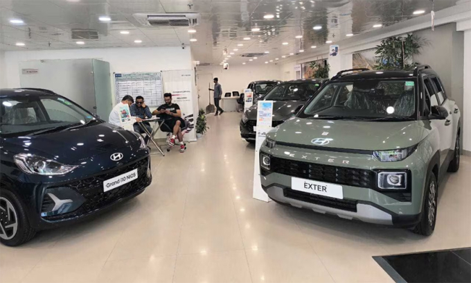 Mẫu Grand i10 Nios (trái) và Exter trong một showroom của Hyundai ở Delhi, Ấn Độ. Ảnh: Justdial
